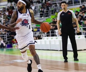 开云体育app下载-山东胜江苏2喜2忧！陈林坚地位提升，邱彪险引崩盘，谢智杰迷失！|山东队|乔-约翰逊|篮板|比赛|约翰逊_新浪体育_新浪新闻